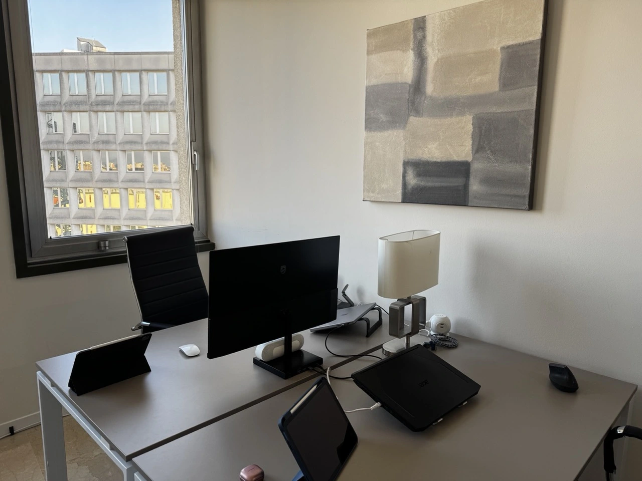 Tecnologie e strumenti innovativi nell'ufficio AI Agency Brescia